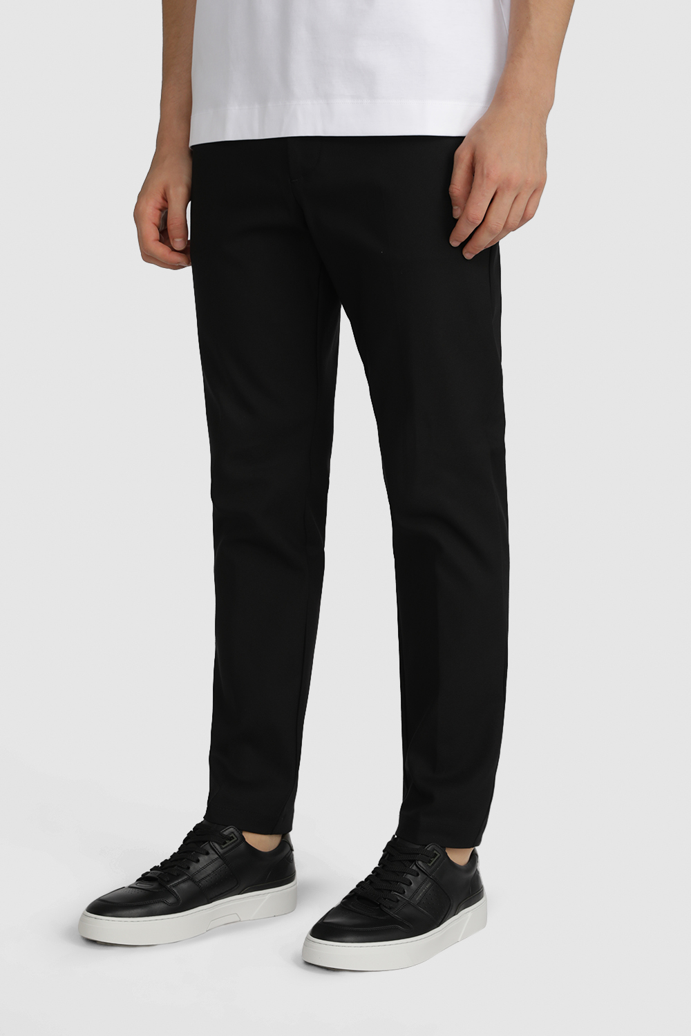 תמונת כל הלוק של בוס X פורשה נעלי סניקרס